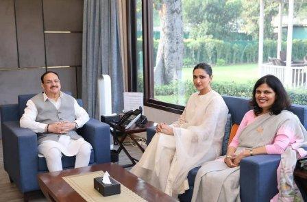 Ranveer Singh Greets Deepika Padukone