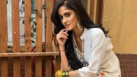 Ayesha Singh Faints on the Sets of Mannat