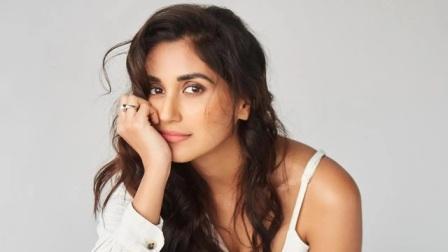 Colaba Girl Nikita Dutta Reflects on Her Early Struggles, Visits to Aaram Nagar & the Shah Rukh Khan Quote That Guided Her 2 Colaba Girl Nikita Dutta Reflects on Her Early Struggles