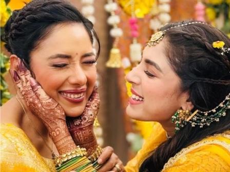 Rupali Ganguly Shares a Heart-Melting Anupama Raahi Moment With Adrija Roy