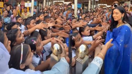 Bigg Boss 19 Finalist Tanya Mittal Greets School Kids at Siddhivinayak Temple