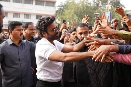 Dhanush and Kriti Sanon Starrer Tere Ishk Mein Team Celebrates at Jaipur Rajmandir Cinema