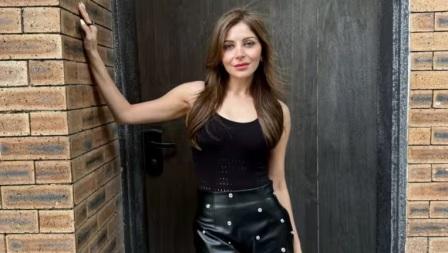 Kanika Kapoor Faces Terrifying Moment as Fan Grabs Her Legs