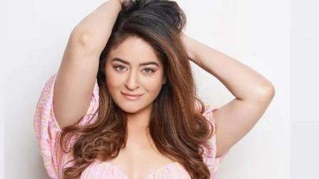 Mahhi Vij Takes a Dig at Tanya Mittal Over 3 Storey Bungalow Calls Farrhana Bhatt the Real Daredevil in Bigg Boss 19