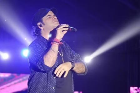 Mohit Chauhan Trips On Stage During AIIMS Bhopal Concert