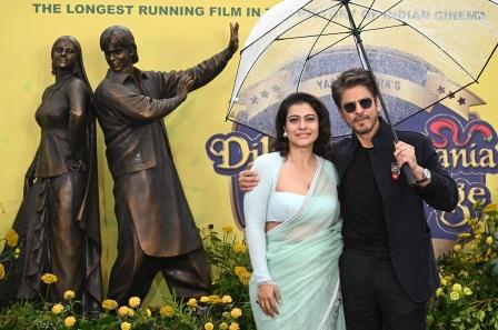 Shah Rukh Khan and Kajol Unveil Iconic Bronze Statue in London as DDLJ Completes 30 Years